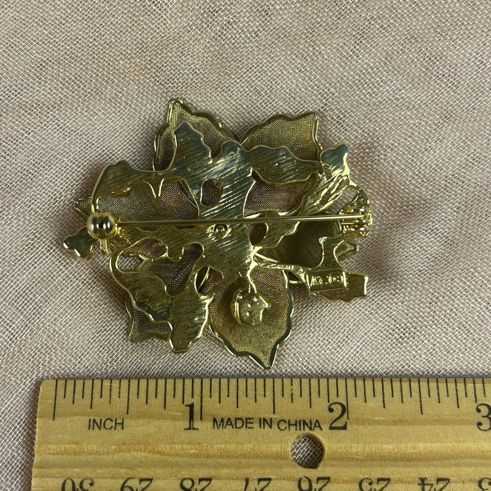 Kenneth Cole KC Gold Tone Mesh Poinsettia Brooch Christmas Holly Pine - Picture 4 of 4